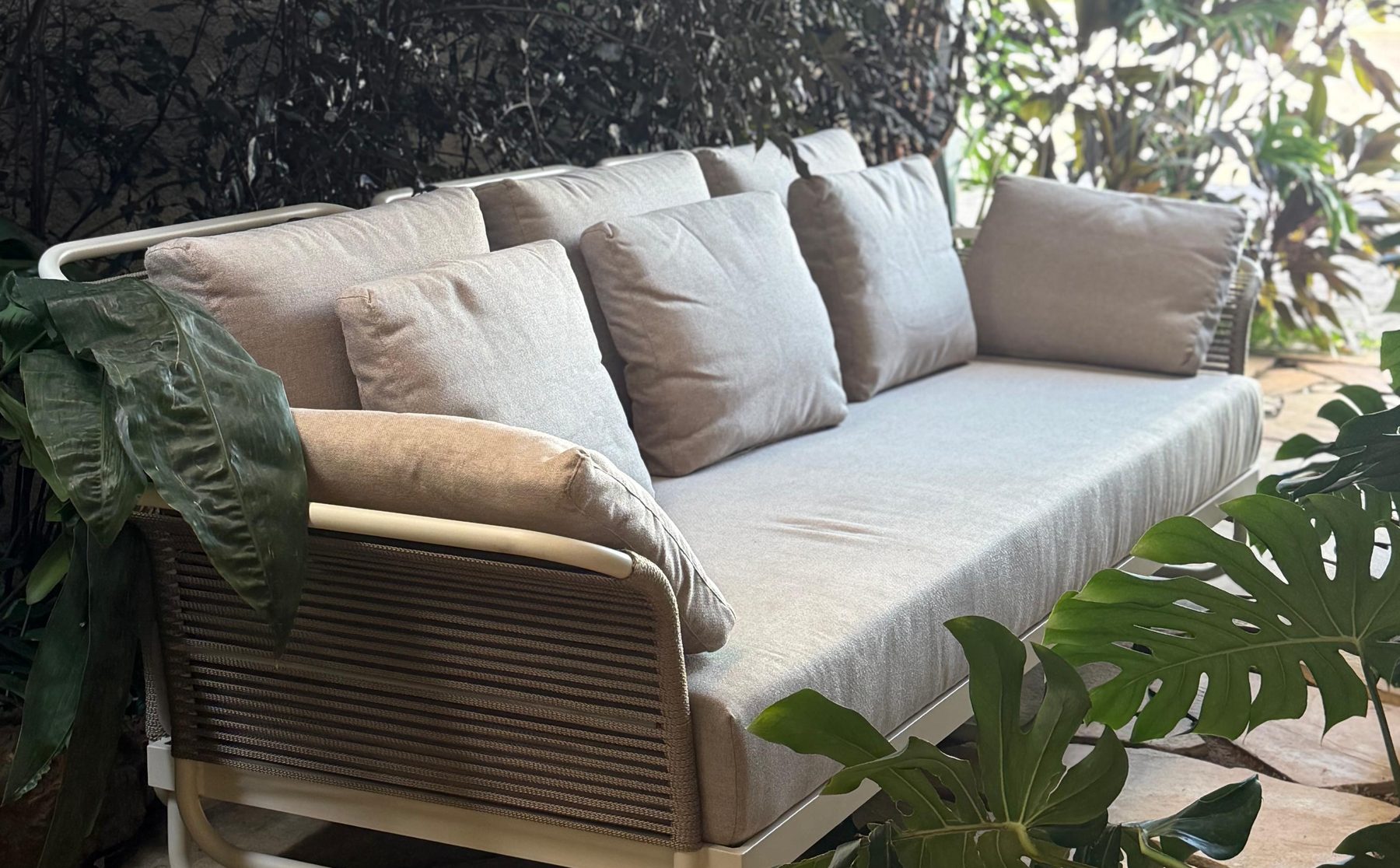 Sofá de área externa em ambiente com plantas na Home & Objetos